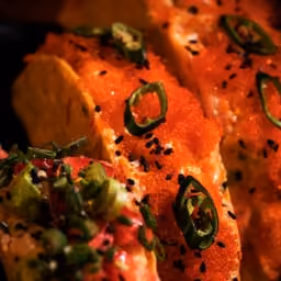 Sushi tacos con uova di pesce ed erba cipollina