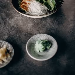 Insalata con sashimi di salmone e wasabi