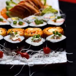 Piatto di antipasti di sushi misti