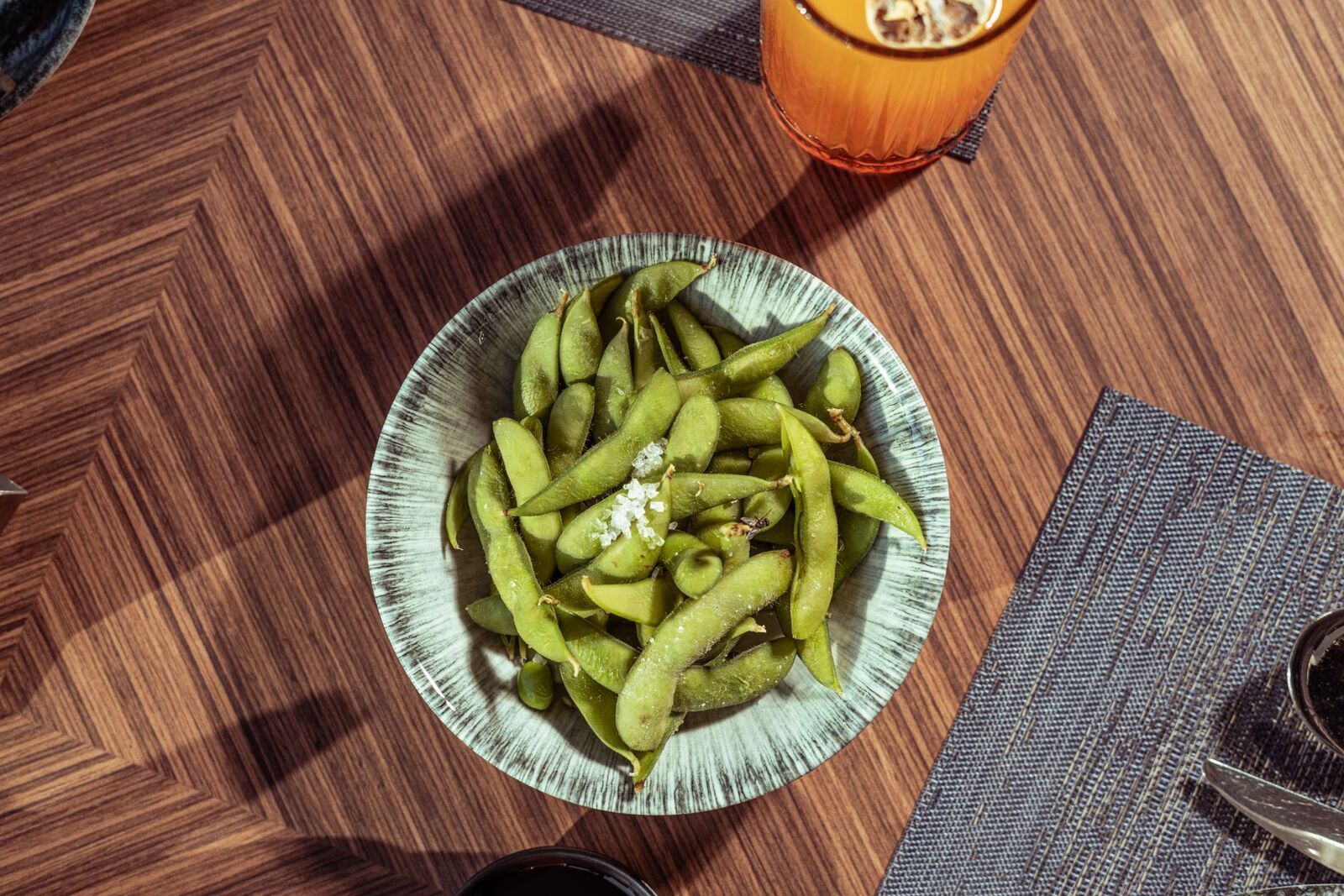 Edamame in una ciotola con sale