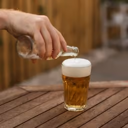 Bottiglia di birra su un tavolo