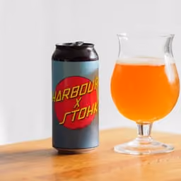 Birra IPA in bicchiere e lattina