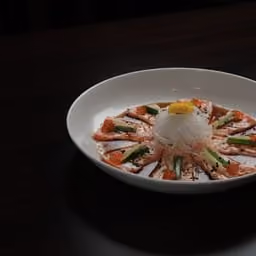 Carpaccio di salmone con rucola, limone e olio