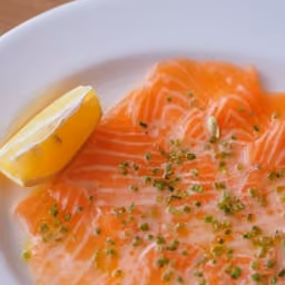 Carpaccio di pesce con erba cipollina