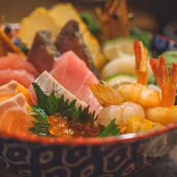 Chirashi, riso con pesce crudo e guarnizioni
