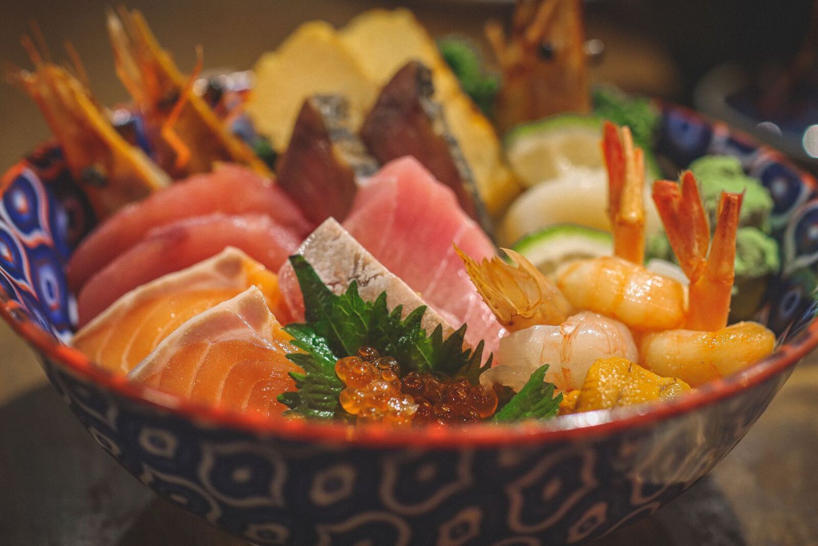 Chirashi: ciotola di riso con pesce crudo