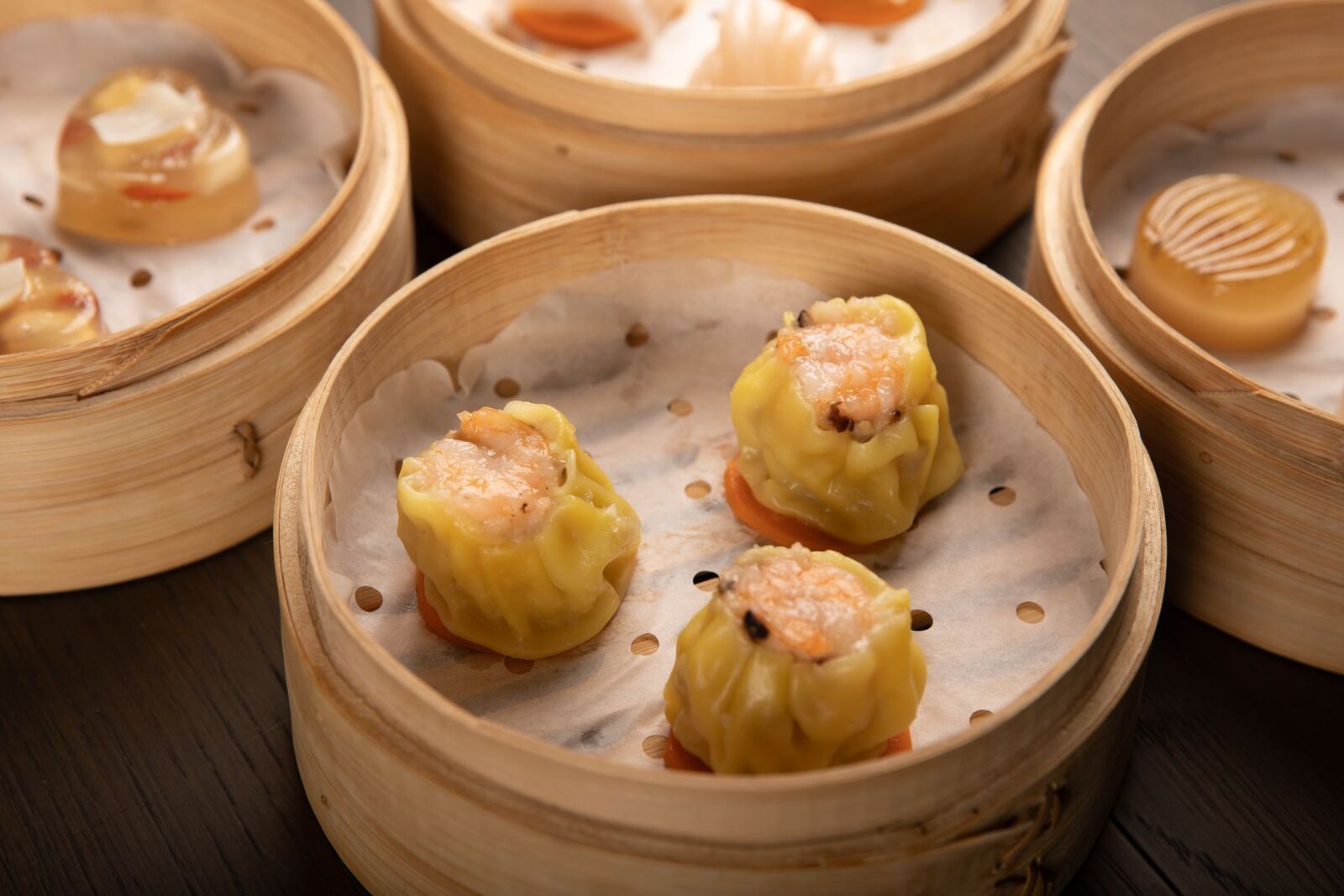 Dim sum al vapore in cestini di bambù