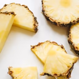 Fette di ananas fresche