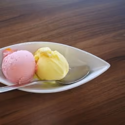 Palline di gelato alla fragola e al limone