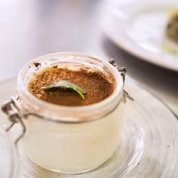 Tiramisù in un bicchiere con cacao