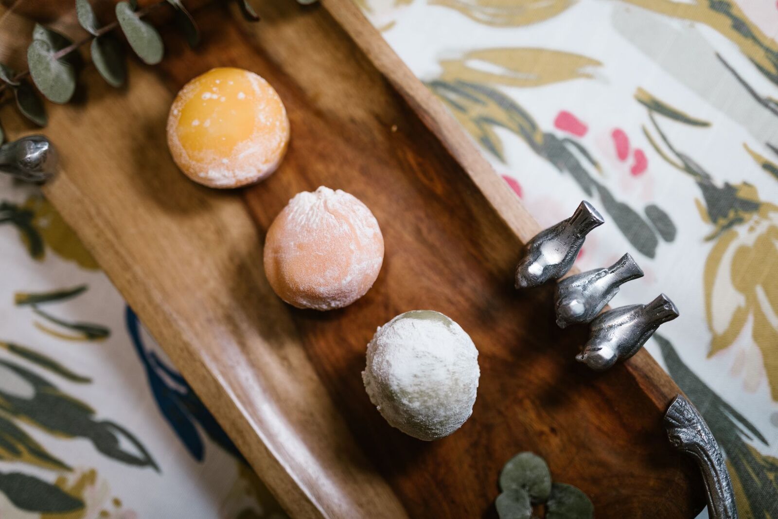 Mochi assortiti su un vassoio di legno