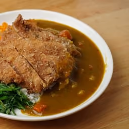 Tonkatsu con riso, curry e verdure