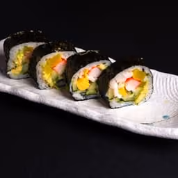 Futomaki misti su piatto bianco