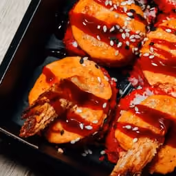 Futomaki con salsa piccante e sesamo