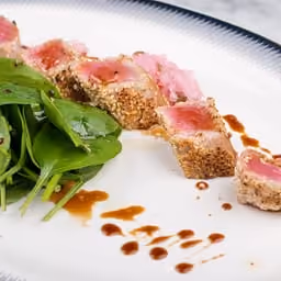 Tonno scottato con spinaci e glassa