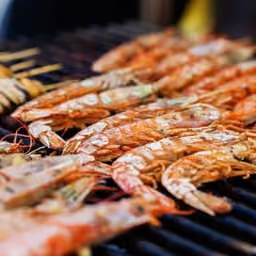 Pesce alla piastra in cottura