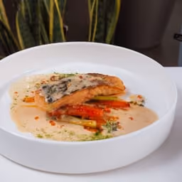 Salmone alla piastra con verdure e salsa cremosa