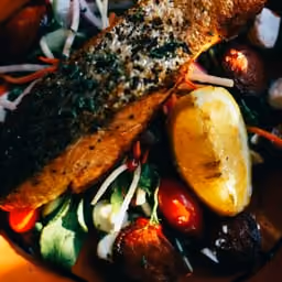 Salmone alla griglia con verdure