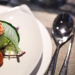 Gunkan di salmone su piatto decorato