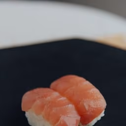Gunkan di tonno su piatto decorato