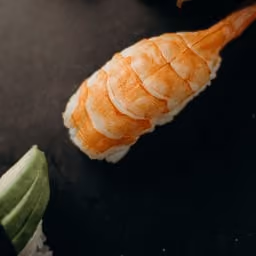 Gunkan di gambero con avocado