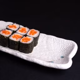 Roll maki con salmone