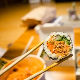 Roll maki piccanti con salmone e uova di pesce