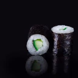 Roll maki su fondo nero