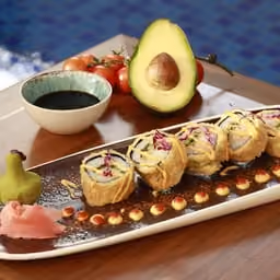 Roll maki con avocado, wasabi e soia
