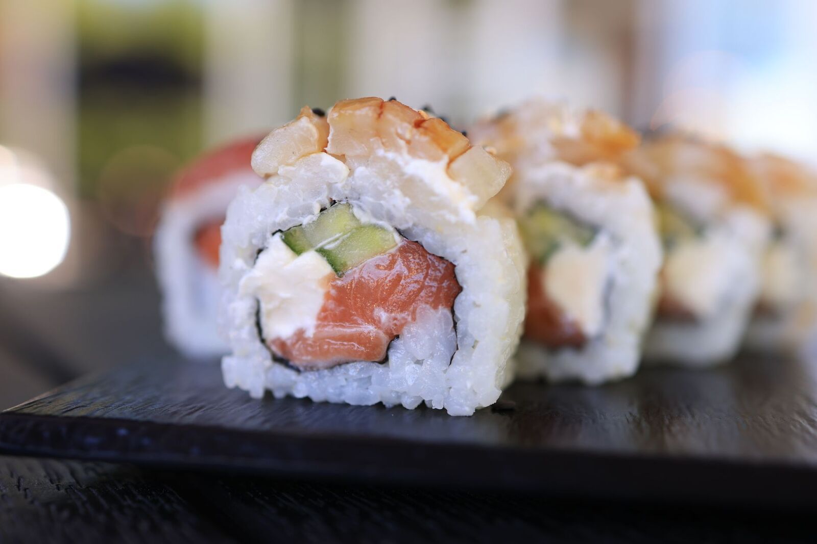 Roll di salmone con avocado
