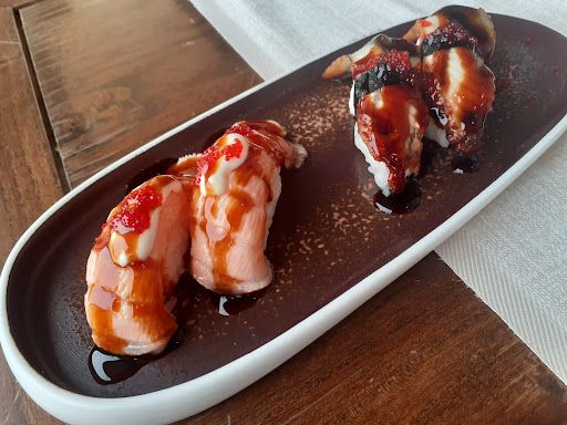 Nigiri con salmone e anguilla scottati