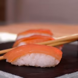 Nigiri di salmone su ardesia