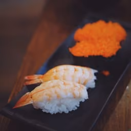 Nigiri di gambero con tobiko