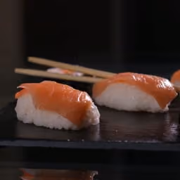 Nigiri di pesce su piatto scuro
