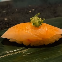 Nigiri di pesce bianco su foglia
