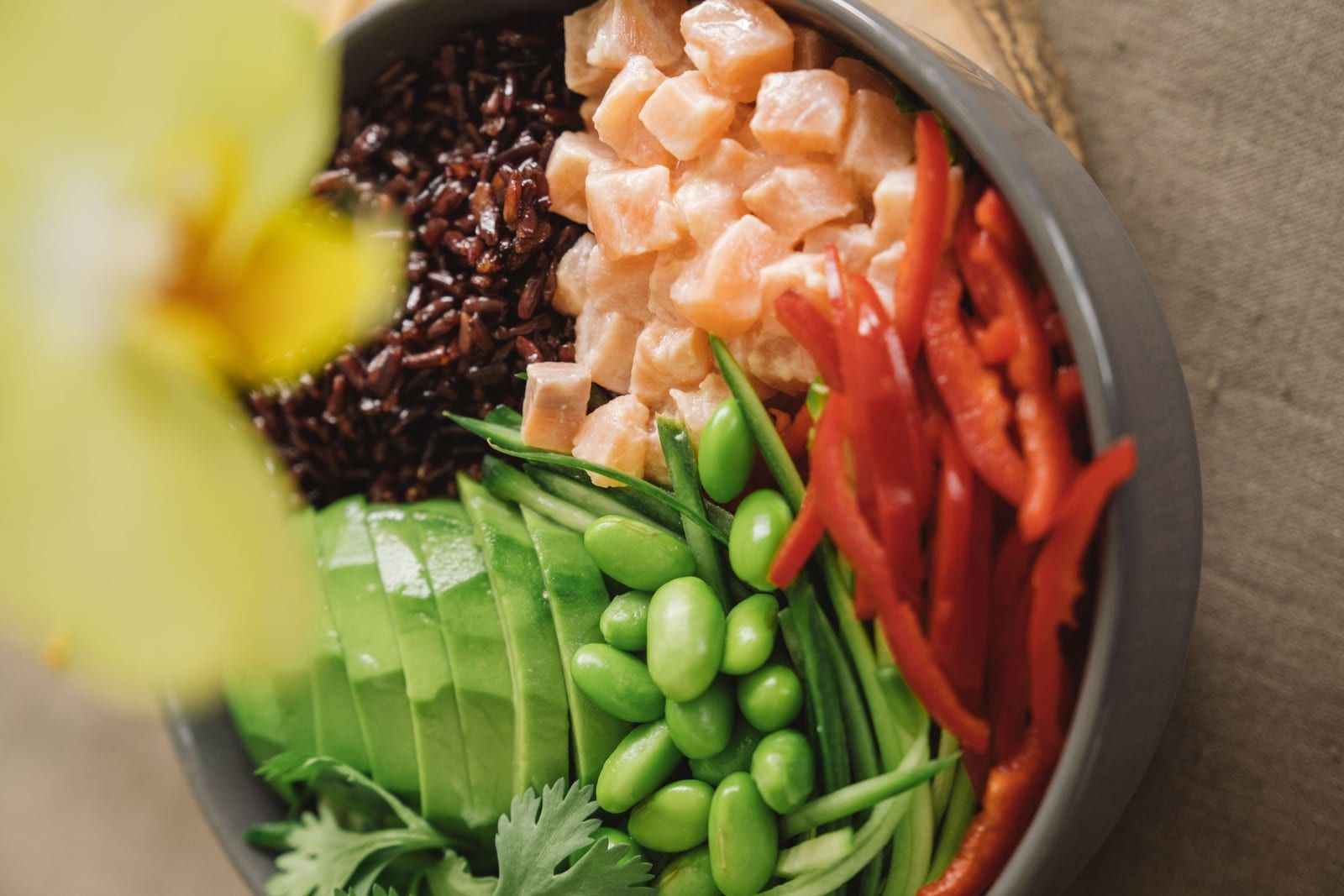 Poke bowl con salmone, avocado e riso nero