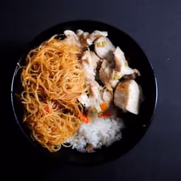 Spaghetti di riso con pollo e verdure