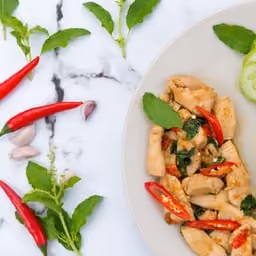 Riso saltato con pollo, basilico e peperoncino