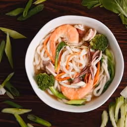 Udon saltati con gamberi e verdure