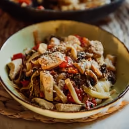 Udon saltati con pollo e verdure
