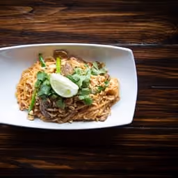 Pad thai con lime e coriandolo