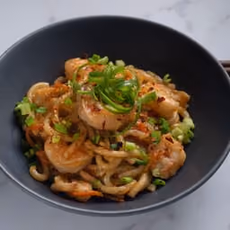 Noodles saltati con gamberi e verdure