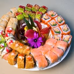Vassoio di sashimi e roll misti