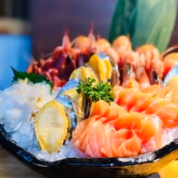 Sashimi misto con salmone e gamberi