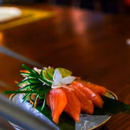 Sashimi di salmone con lime e fiori