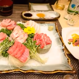Sashimi misto su piatto decorato