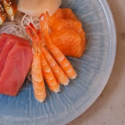 Sashimi misto con gamberi e capesante