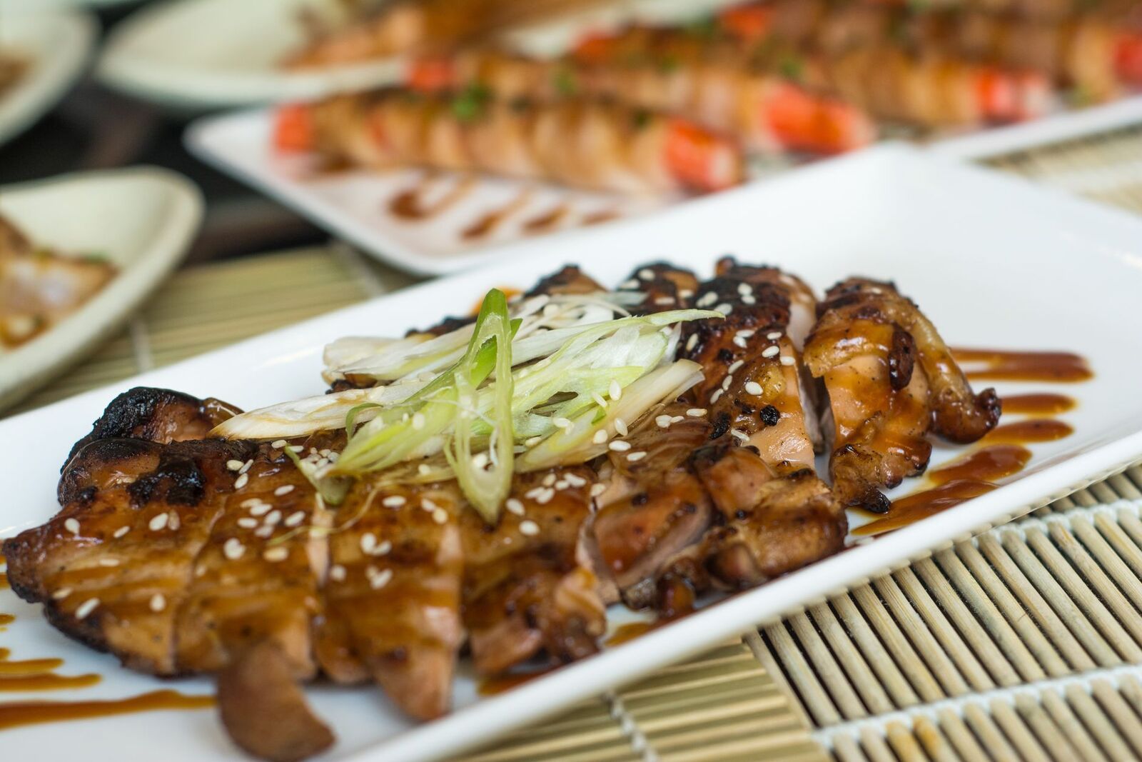 Pollo teriyaki con porro e sesamo