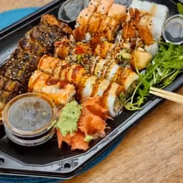 Vassoio di sushi misto