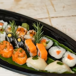 Vassoio di nigiri e maki